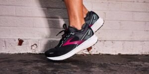 Read more about the article Best Running Shoes for Arch Pain: What to Look For